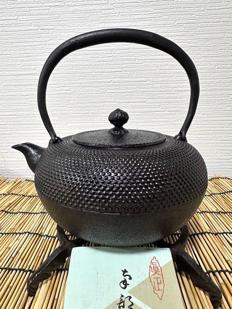 未使用品、栞、一級品合格証貼付　南部三厳堂名人東仙作　南部鉄瓶　南部鉄器　鉄瓶