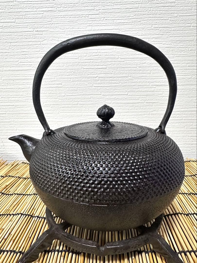 未使用品、栞、一級品合格証貼付　南部三厳堂名人東仙作　南部鉄瓶　南部鉄器　鉄瓶