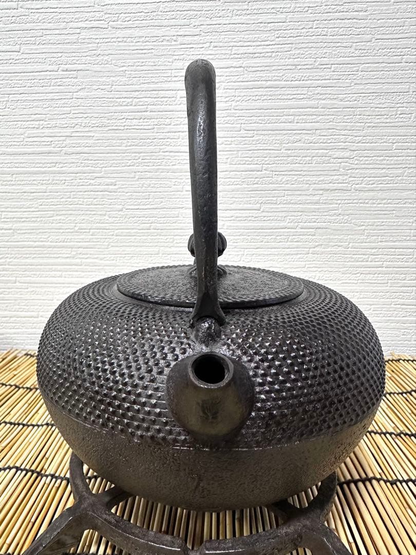 未使用品、栞、一級品合格証貼付　南部三厳堂名人東仙作　南部鉄瓶　南部鉄器　鉄瓶