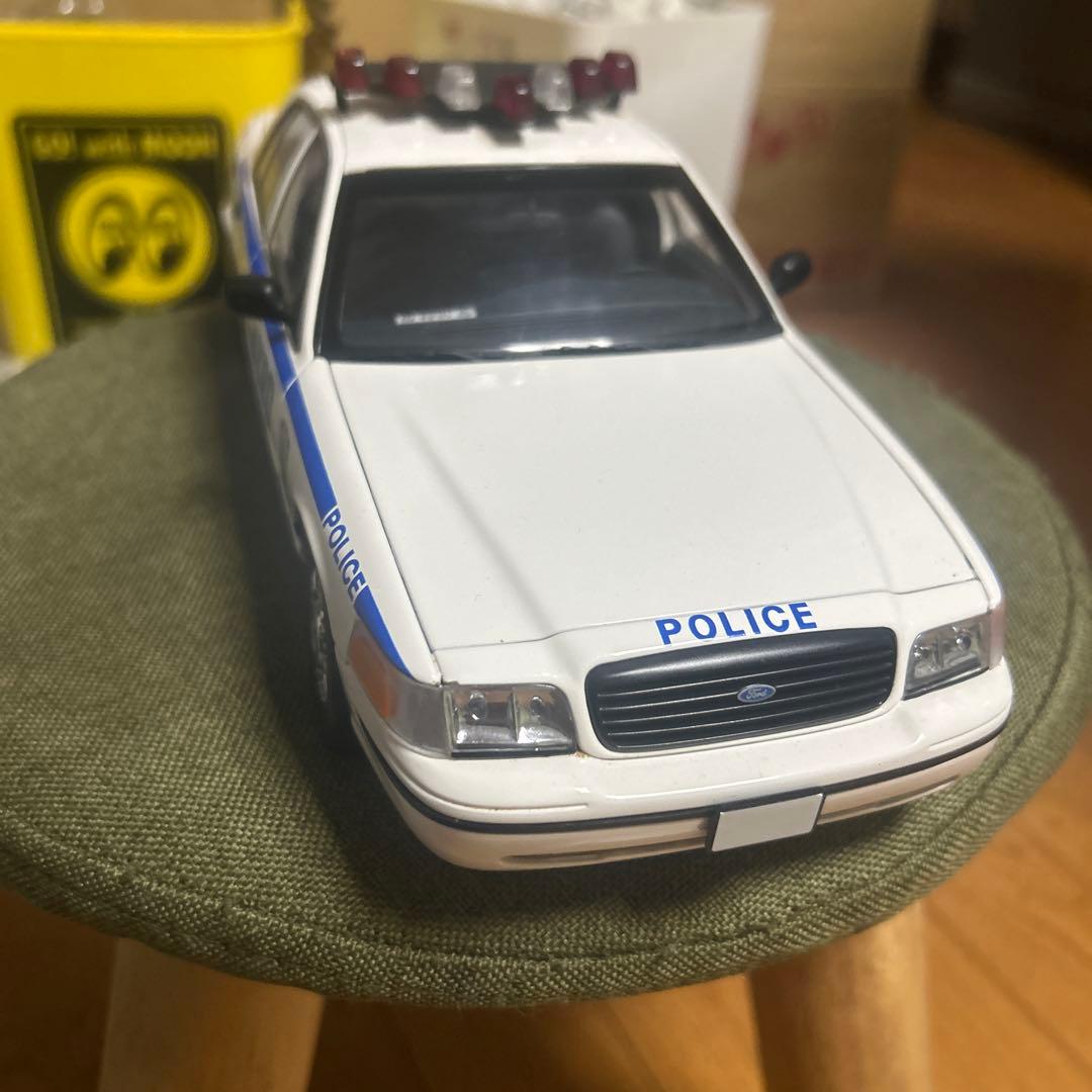 1/18スケール　オートアート　Ford Crown Victoria