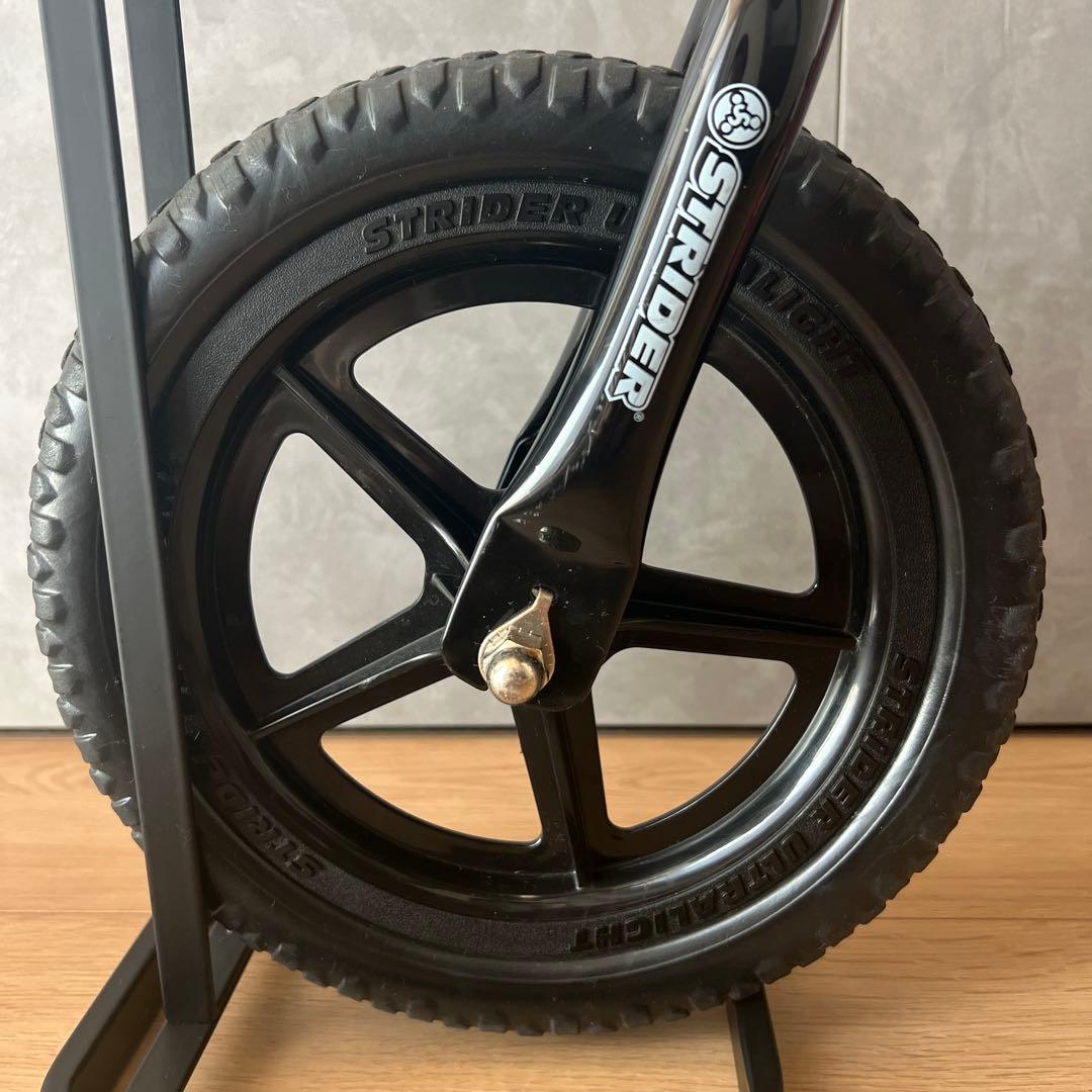 ストライダー　12インチ レッド　スタンド付き