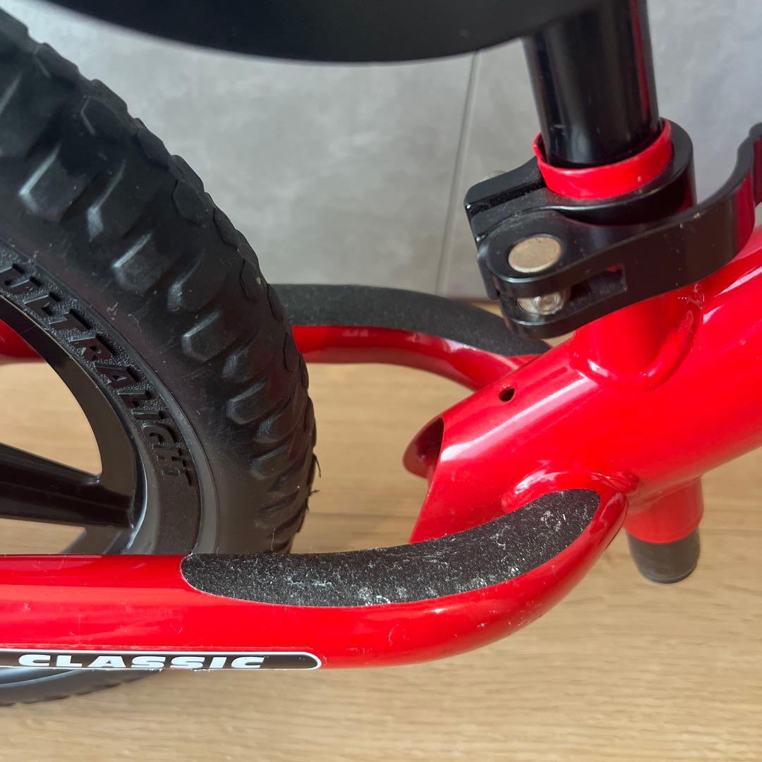 ストライダー　12インチ レッド　スタンド付き