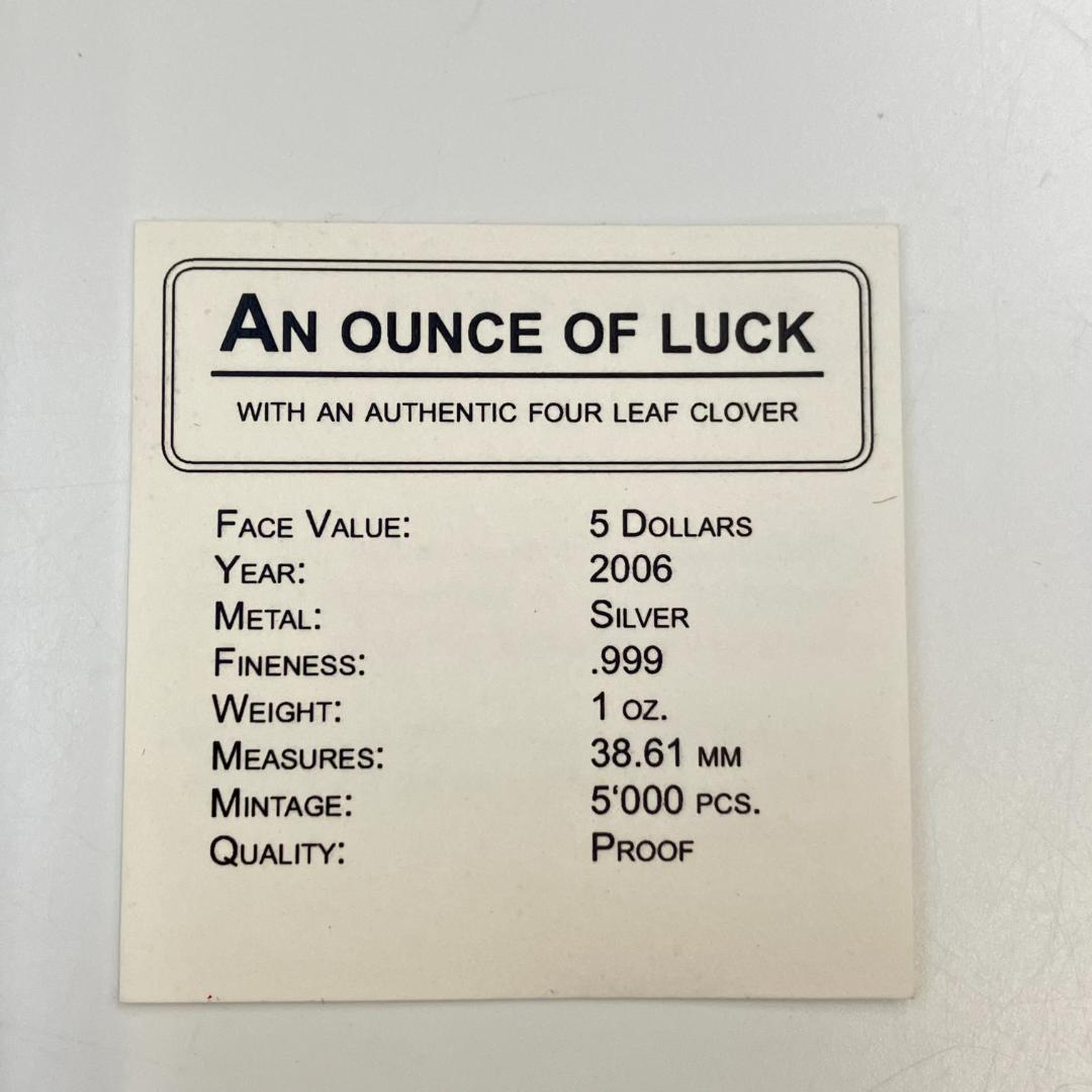 本物の四つ葉のクローバーが入った記念　2006年