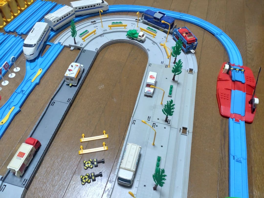 「プラレール」と「ストレートレール＆どうろ」セット