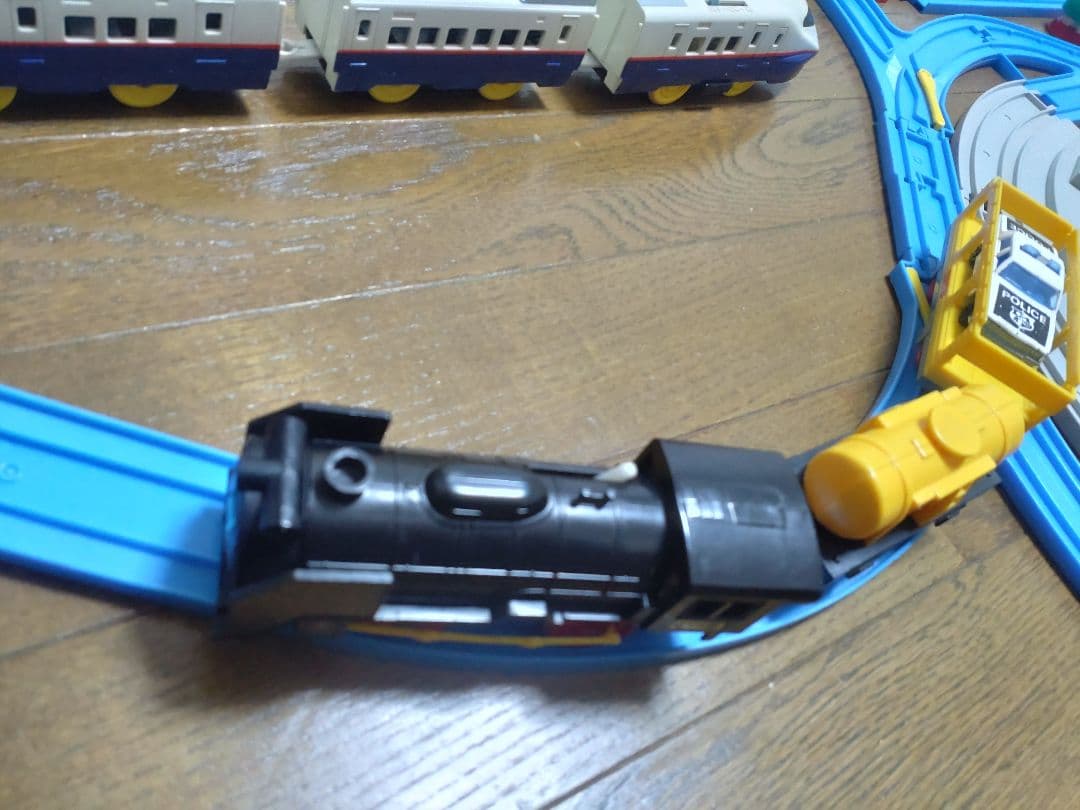 「プラレール」と「ストレートレール＆どうろ」セット