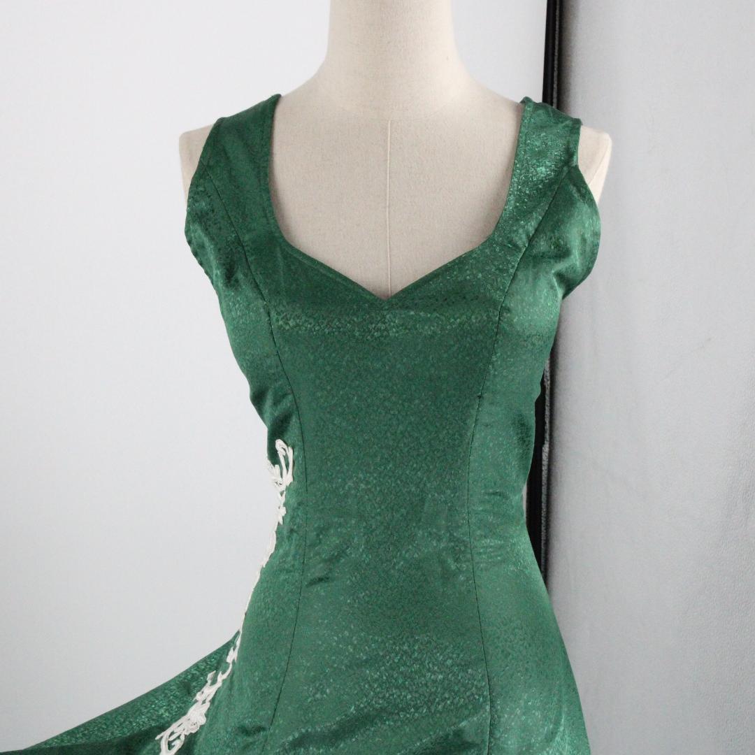 【極美品 フラメンコ衣装】艶やか光沢グリーン×ホワイト刺繍 ドレス 胸パット付き