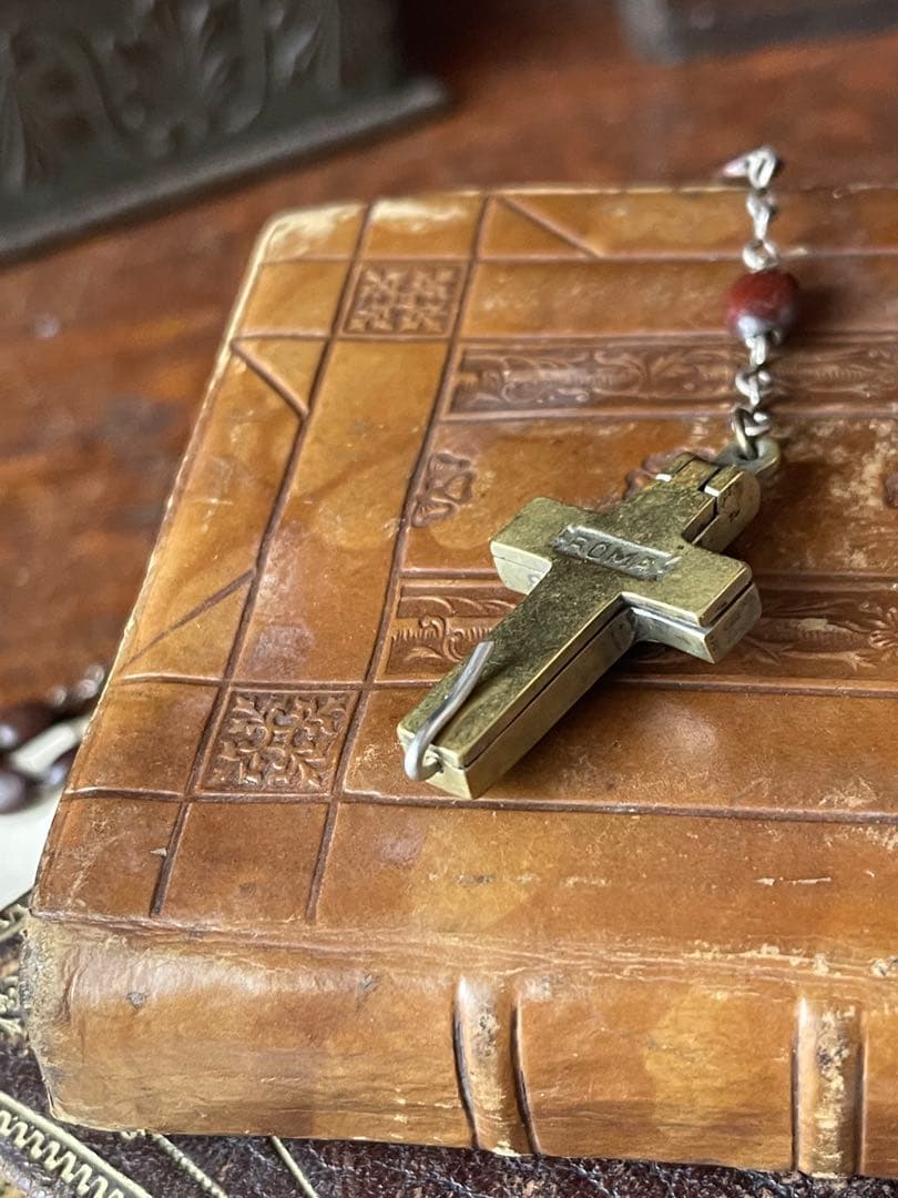 開閉する十字架　イタリアアンティークロザリオ　カタコンベの土　聖テレサ