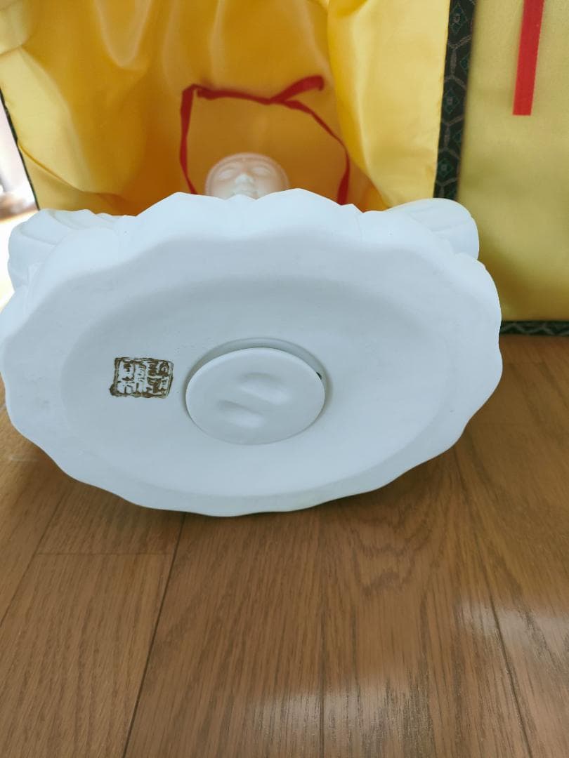 白い　陶器　仏像
