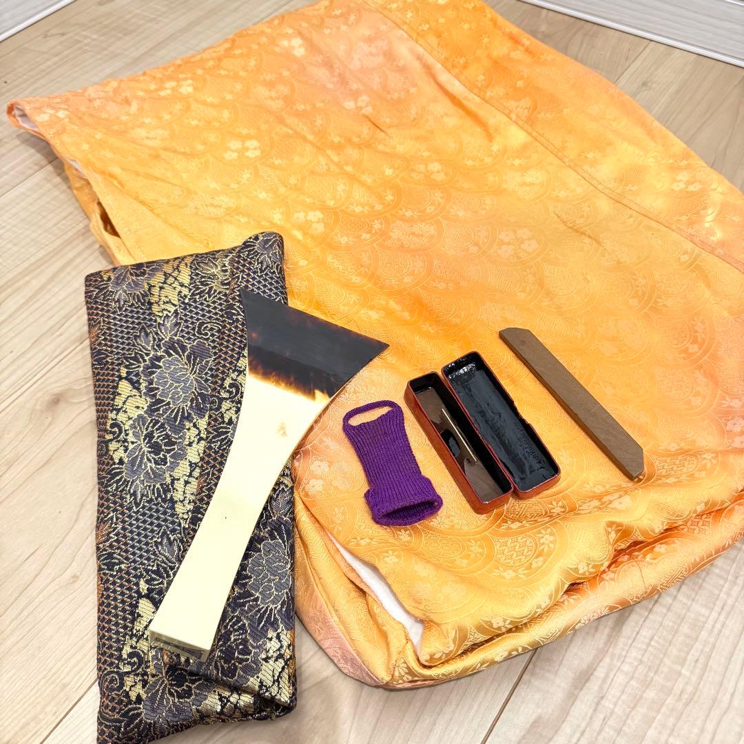 【高級】　中棹三味線　子持ち綾杉胴　紅木　トチ有り　2本溝　金細　K刻印　鼈甲撥