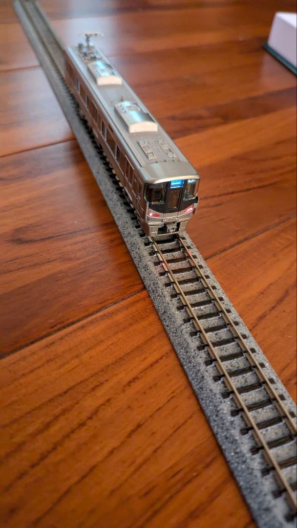 221系リニューアル車と225系新快速(4両2セット) 連休値下げです。