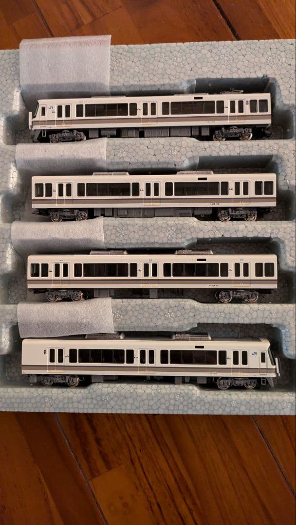 221系リニューアル車と225系新快速(4両2セット) 連休値下げです。