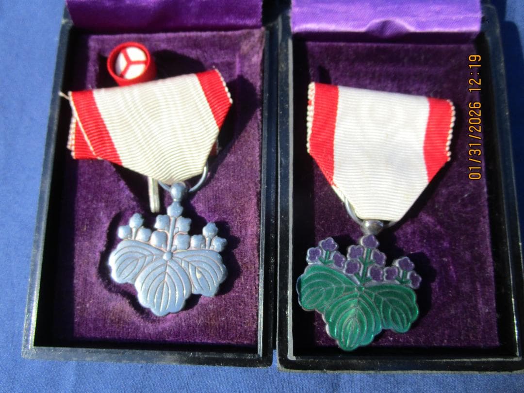 勲章　勲八白色桐葉章　他1点　2箱　日本の勲章2個セット