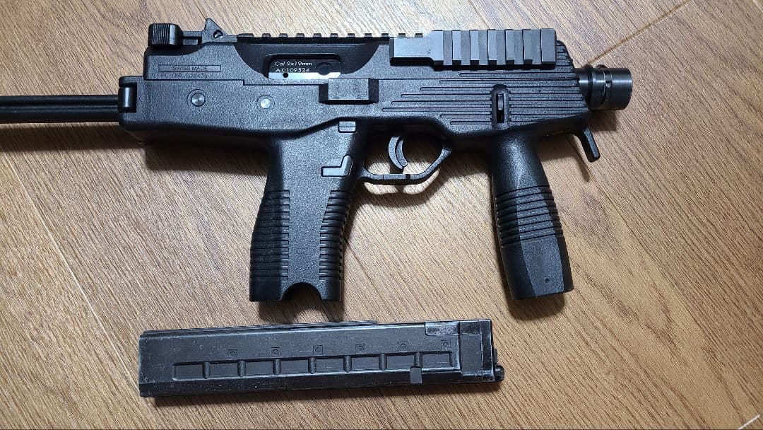 ジャンク KSC MP9 ガスブロバックエアガントイガン18禁 マガジン１本付き