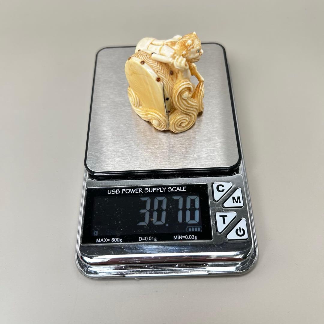 極上　根付　天然素材アンティーク骨董　飾り物　古美術　置物　細密細工　彫刻