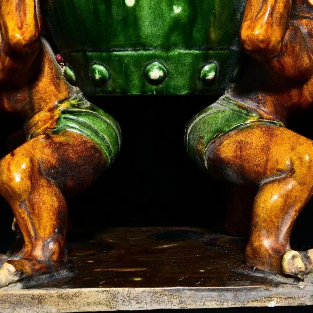 中国古美術・旧蔵の三彩陶磁器、力士が太鼓を携えたもの・26x33cm・賞物・案頭