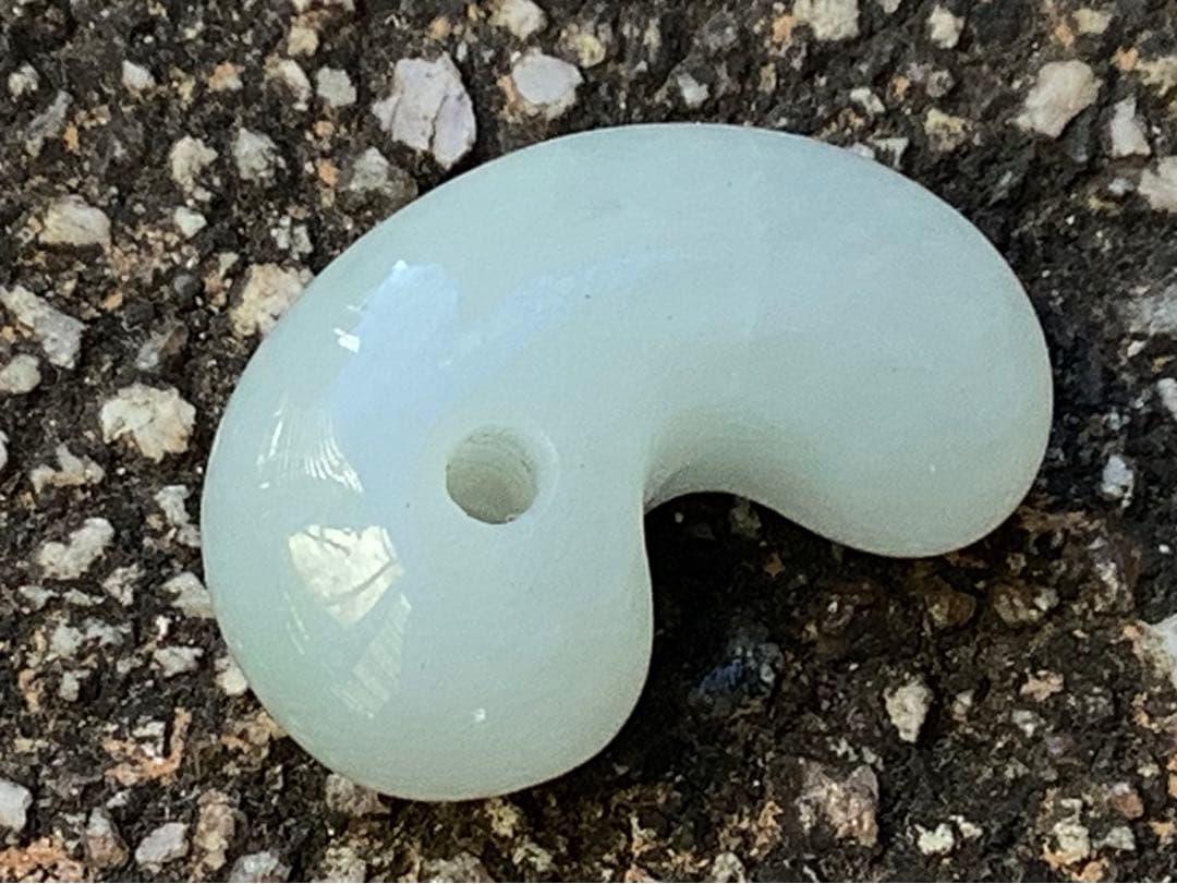 ✳ 天から授かった幸福の勾玉　糸魚川翡翠ジェダイト　氷アイスジェイド　鑑別書付を