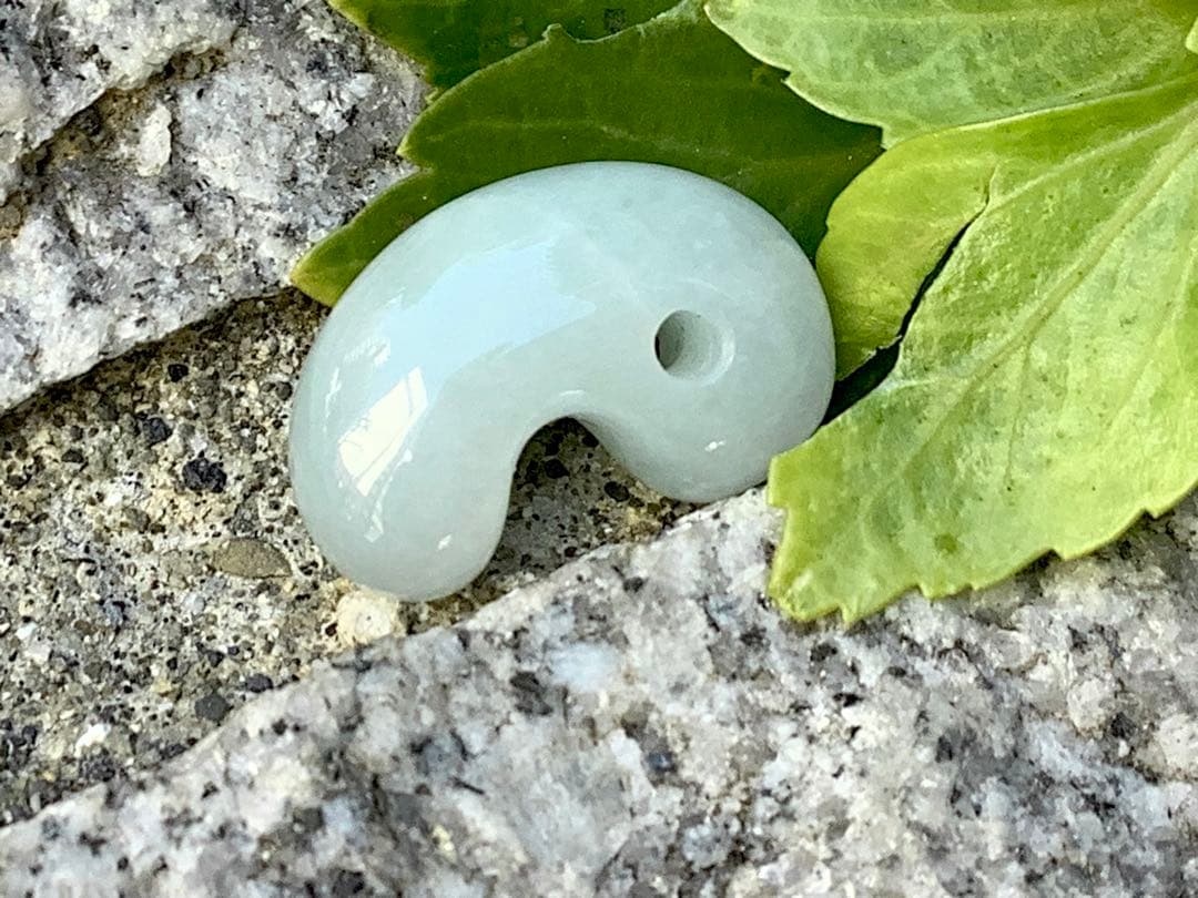 ✳ 天から授かった幸福の勾玉　糸魚川翡翠ジェダイト　氷アイスジェイド　鑑別書付を