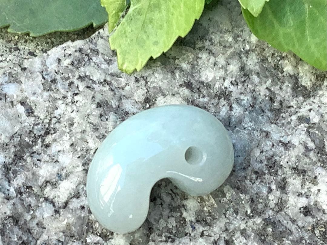 ✳ 天から授かった幸福の勾玉　糸魚川翡翠ジェダイト　氷アイスジェイド　鑑別書付を