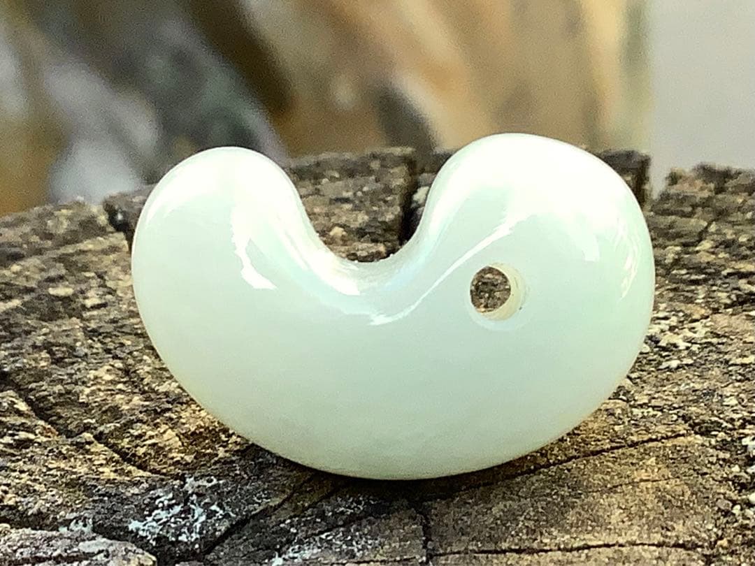 ✳ 天から授かった幸福の勾玉　糸魚川翡翠ジェダイト　氷アイスジェイド　鑑別書付を