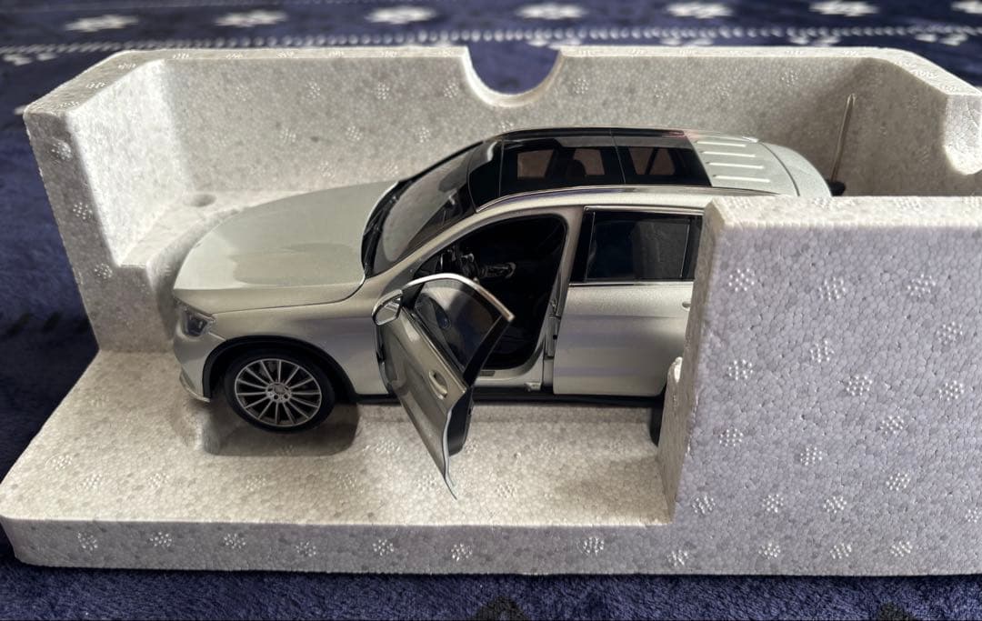 メルセデス•ベンツ GLC 1/18 ミニカー