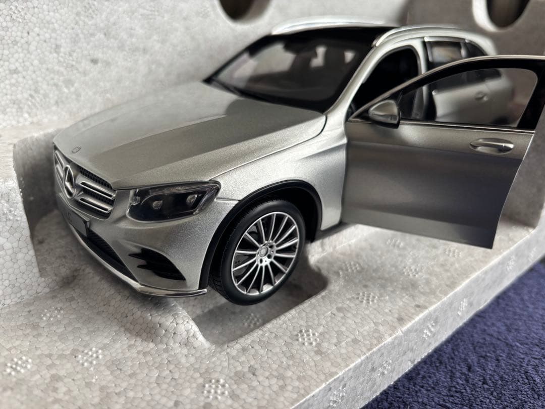 メルセデス•ベンツ GLC 1/18 ミニカー