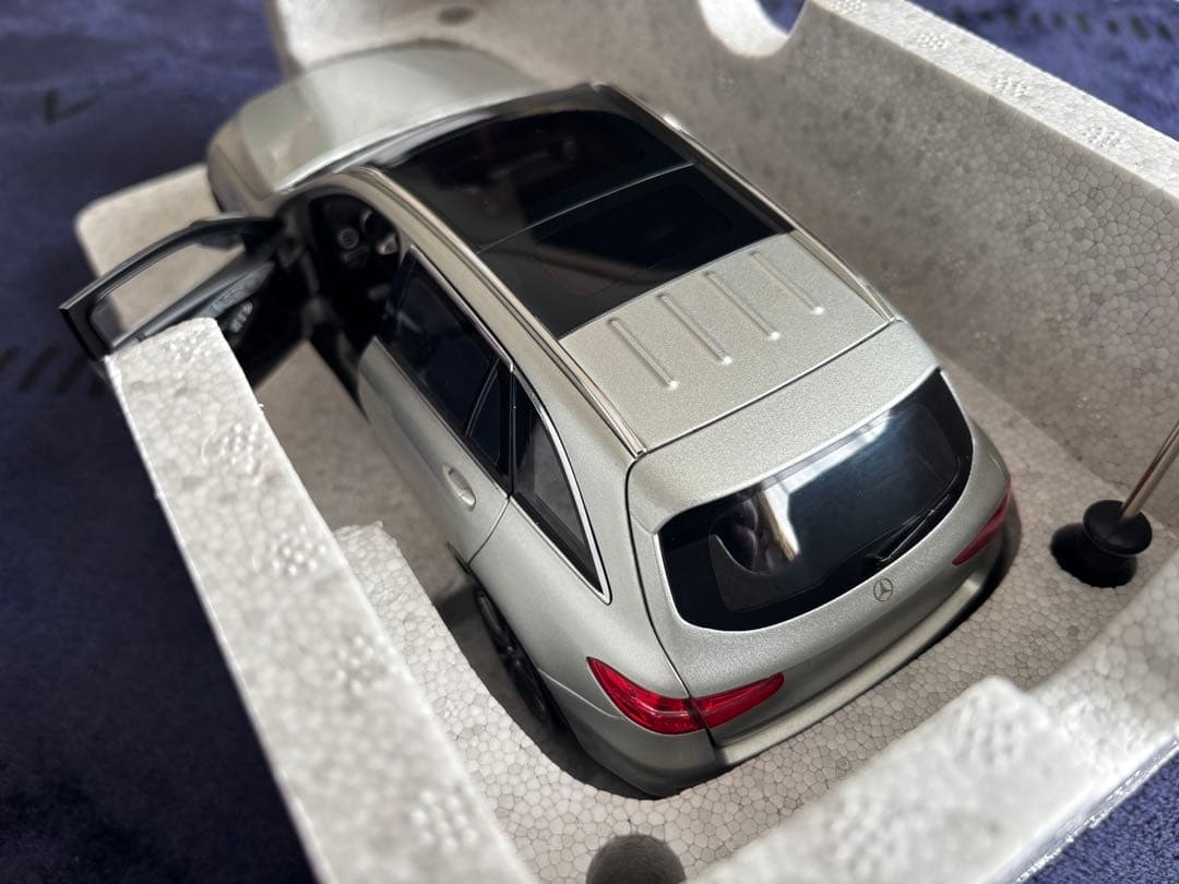 メルセデス•ベンツ GLC 1/18 ミニカー