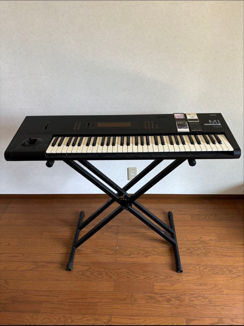 KORG M1 音楽ワークステーション　シンセサイザー ペダル専用台付き