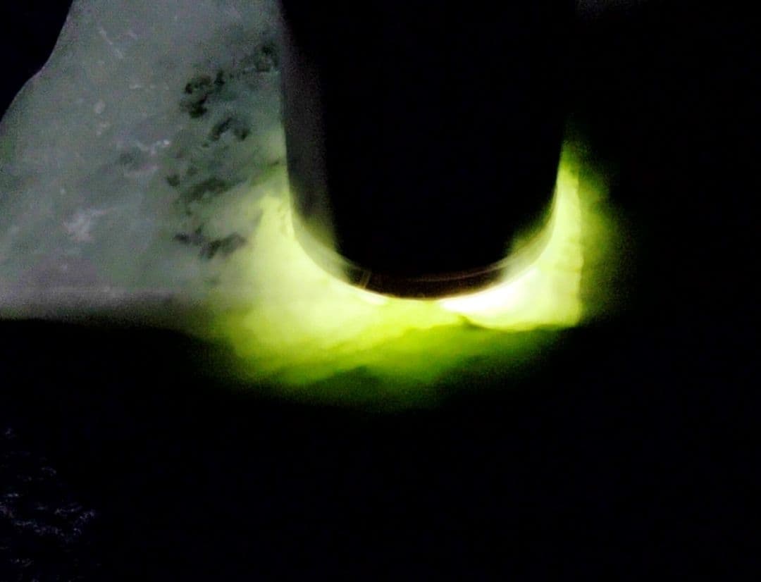 ★翡翠原石★幻のヒスイ【秩父軟玉翡翠・切り出し237ｇ】