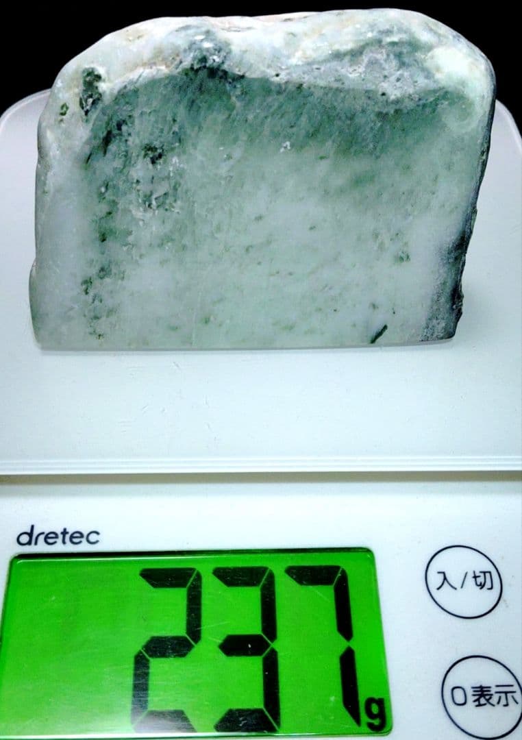 ★翡翠原石★幻のヒスイ【秩父軟玉翡翠・切り出し237ｇ】