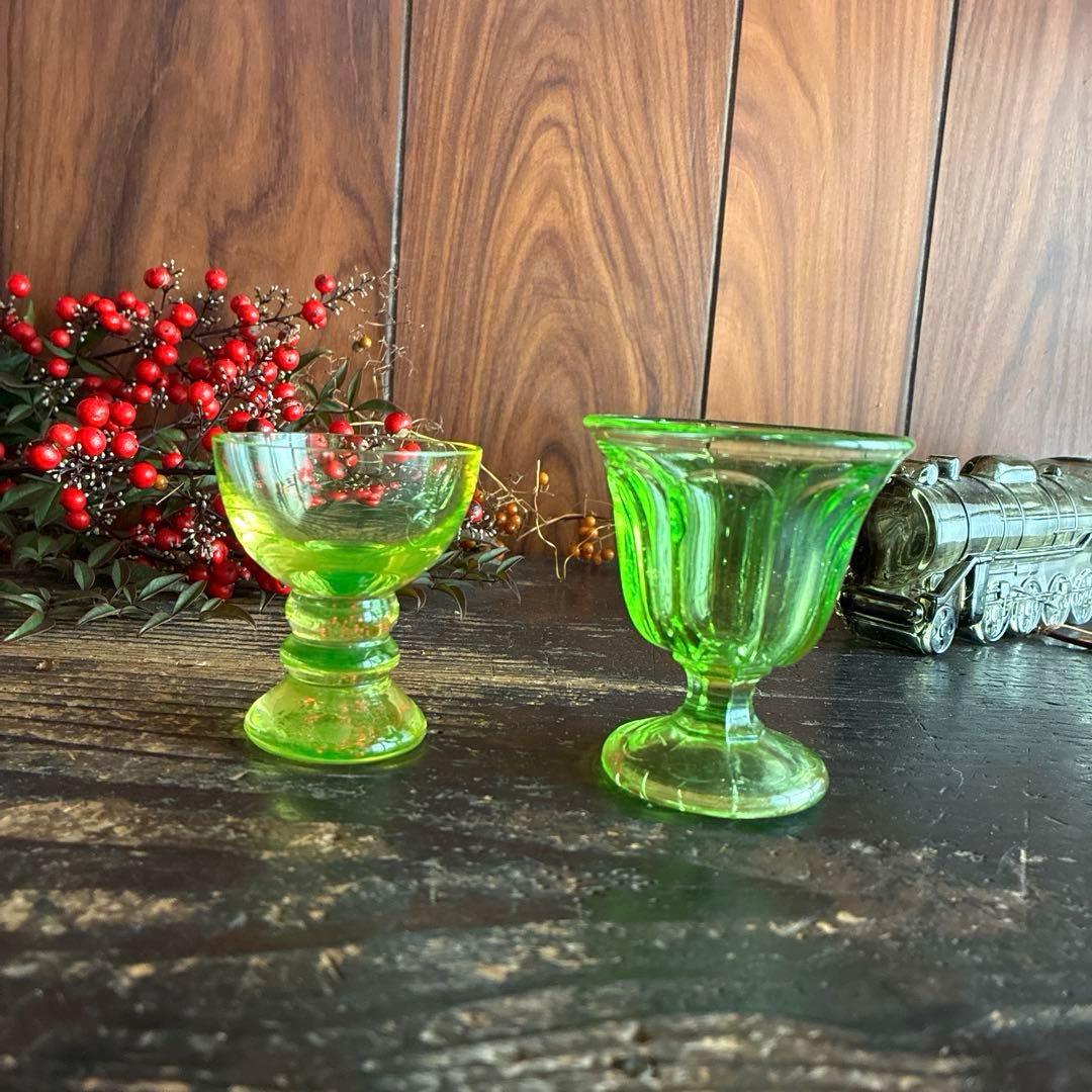 骨董　時代ガラス　若草色　プレスガラス　希少ラッパ型　菊割底　氷コップ　ウラン