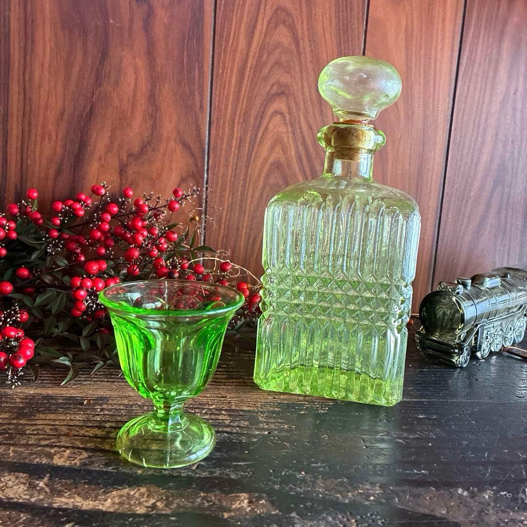 骨董　時代ガラス　若草色　プレスガラス　希少ラッパ型　菊割底　氷コップ　ウラン