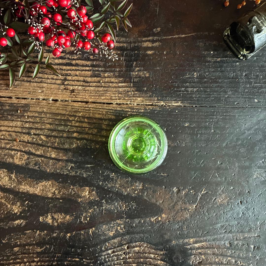 骨董　時代ガラス　若草色　プレスガラス　希少ラッパ型　菊割底　氷コップ　ウラン