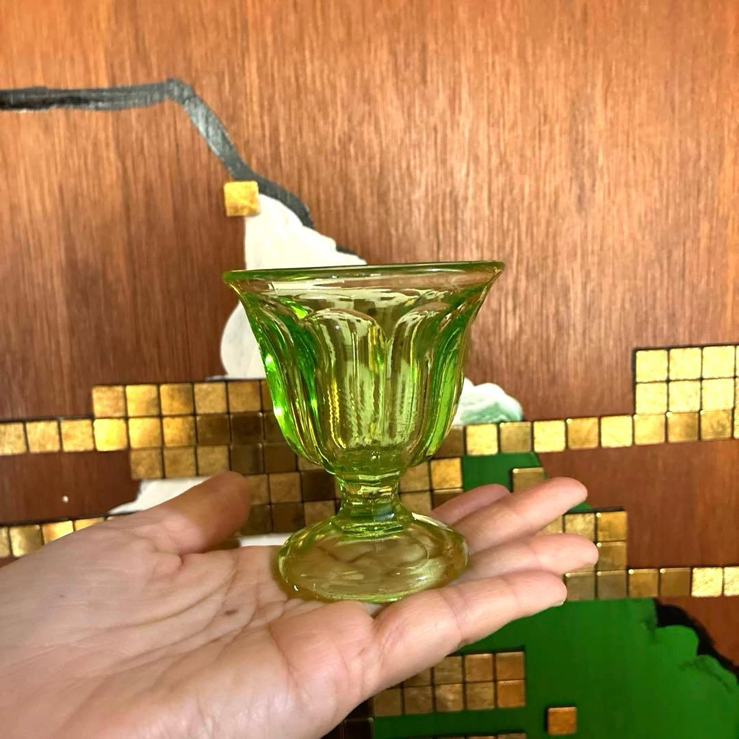 骨董　時代ガラス　若草色　プレスガラス　希少ラッパ型　菊割底　氷コップ　ウラン