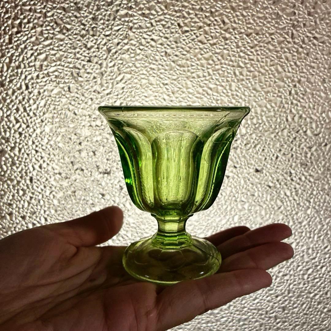 骨董　時代ガラス　若草色　プレスガラス　希少ラッパ型　菊割底　氷コップ　ウラン