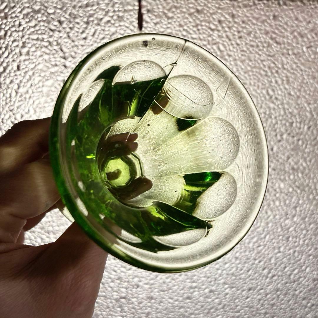 骨董　時代ガラス　若草色　プレスガラス　希少ラッパ型　菊割底　氷コップ　ウラン