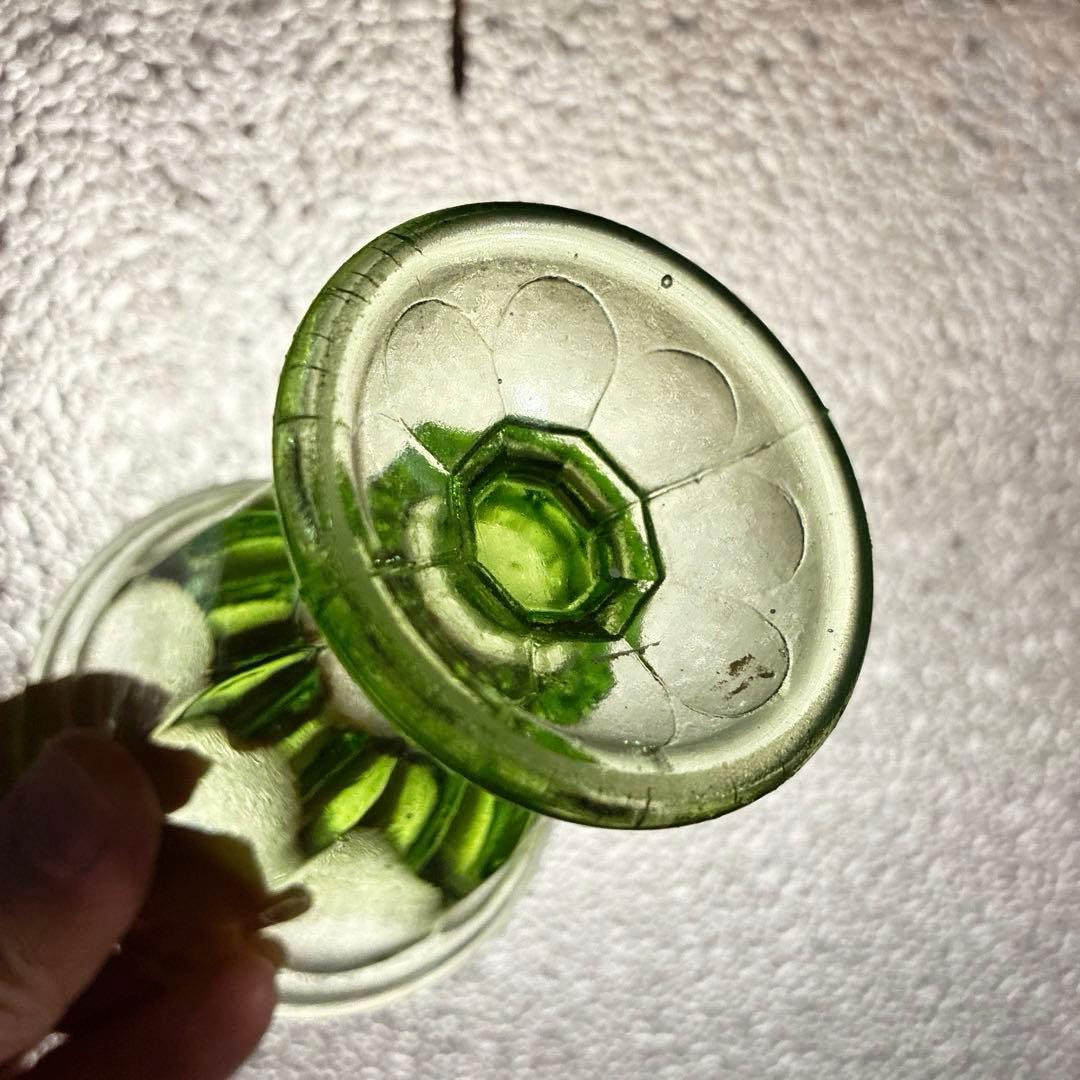 骨董　時代ガラス　若草色　プレスガラス　希少ラッパ型　菊割底　氷コップ　ウラン