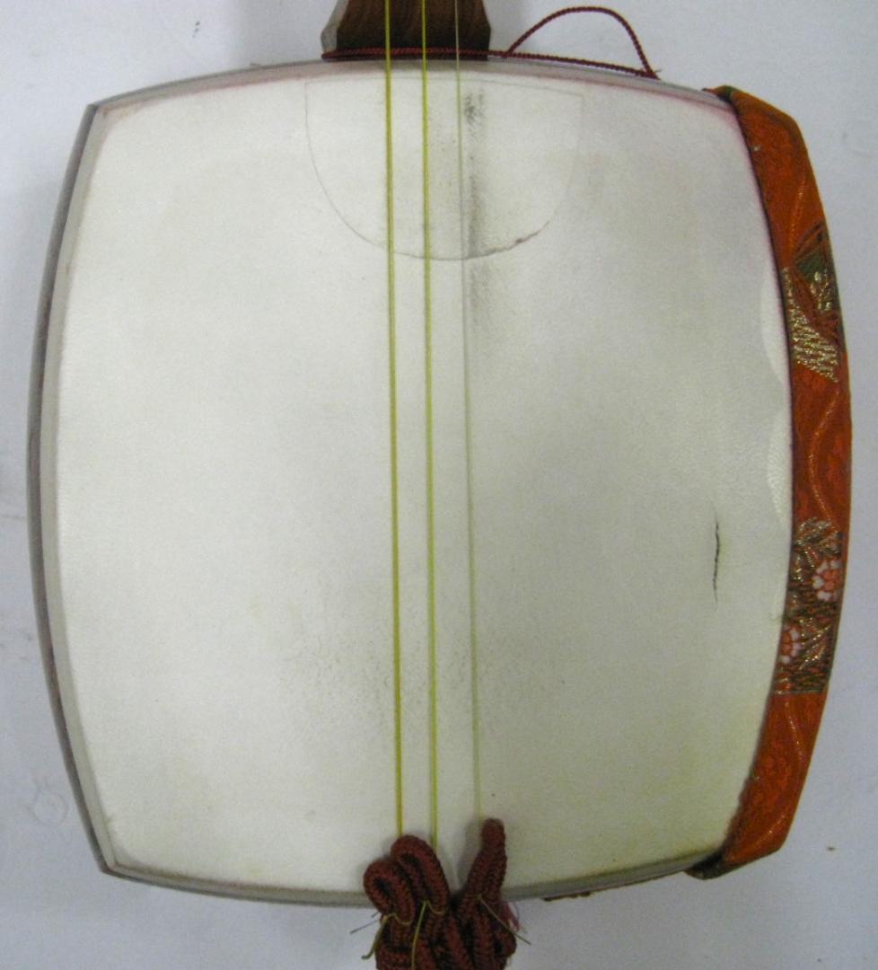 三味線 たいこ 表面 クラック 裏面 破れ 気になる方は張り替えてください 木付