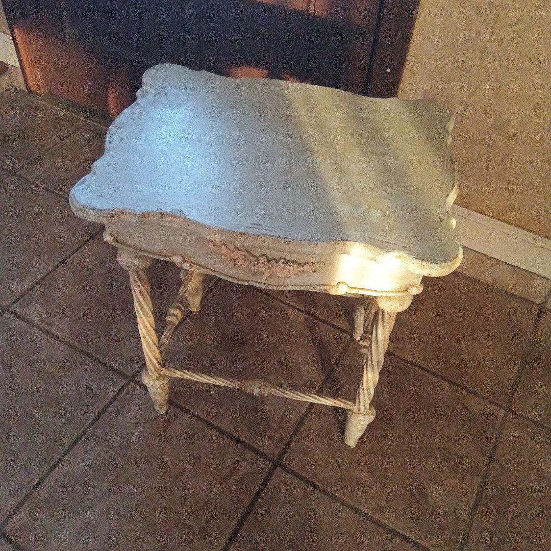 淡い青色の装飾テーブル