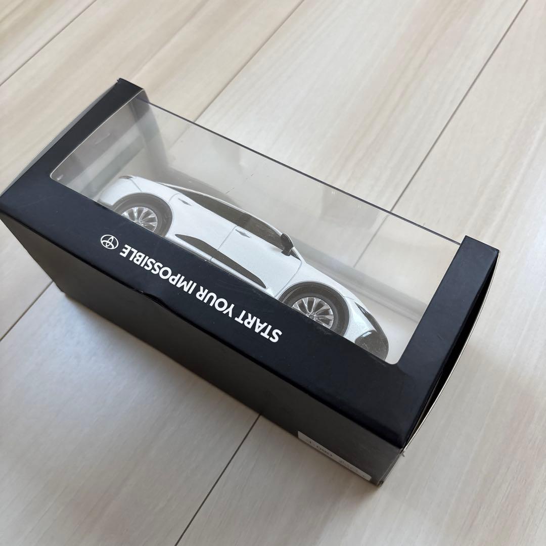トヨタ　クラウン　クロスオーバー　非売品　模型　1/30 店頭展示用