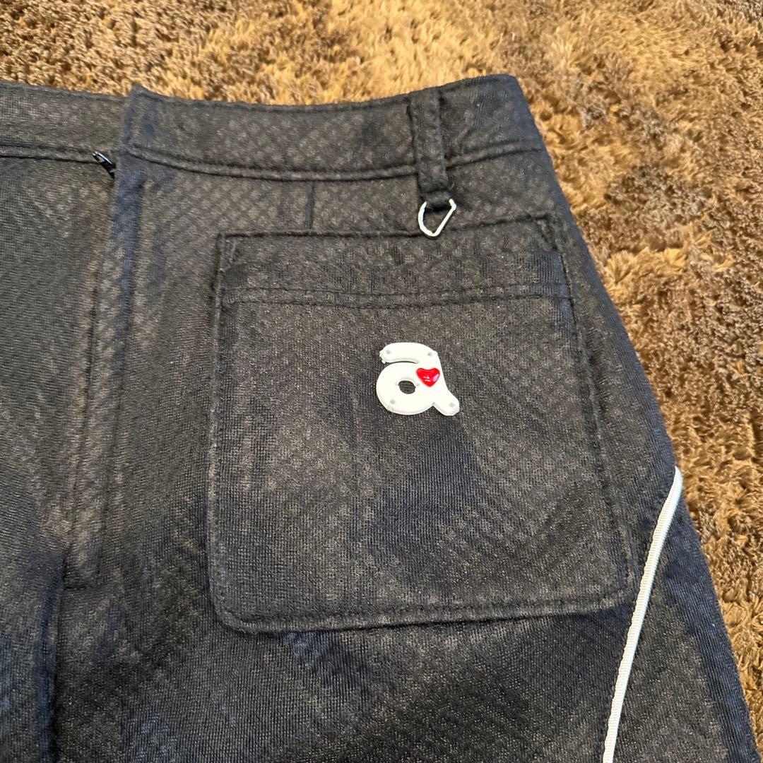 アルチビオ　黒のゴルフスカート サイドパイピング付き