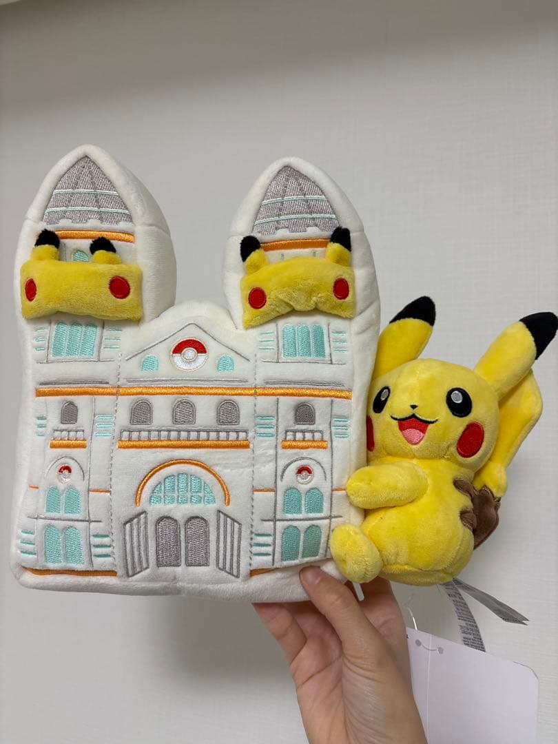ロンドン　自然史博物館　ポケモン　ピカチュウぬいぐるみ