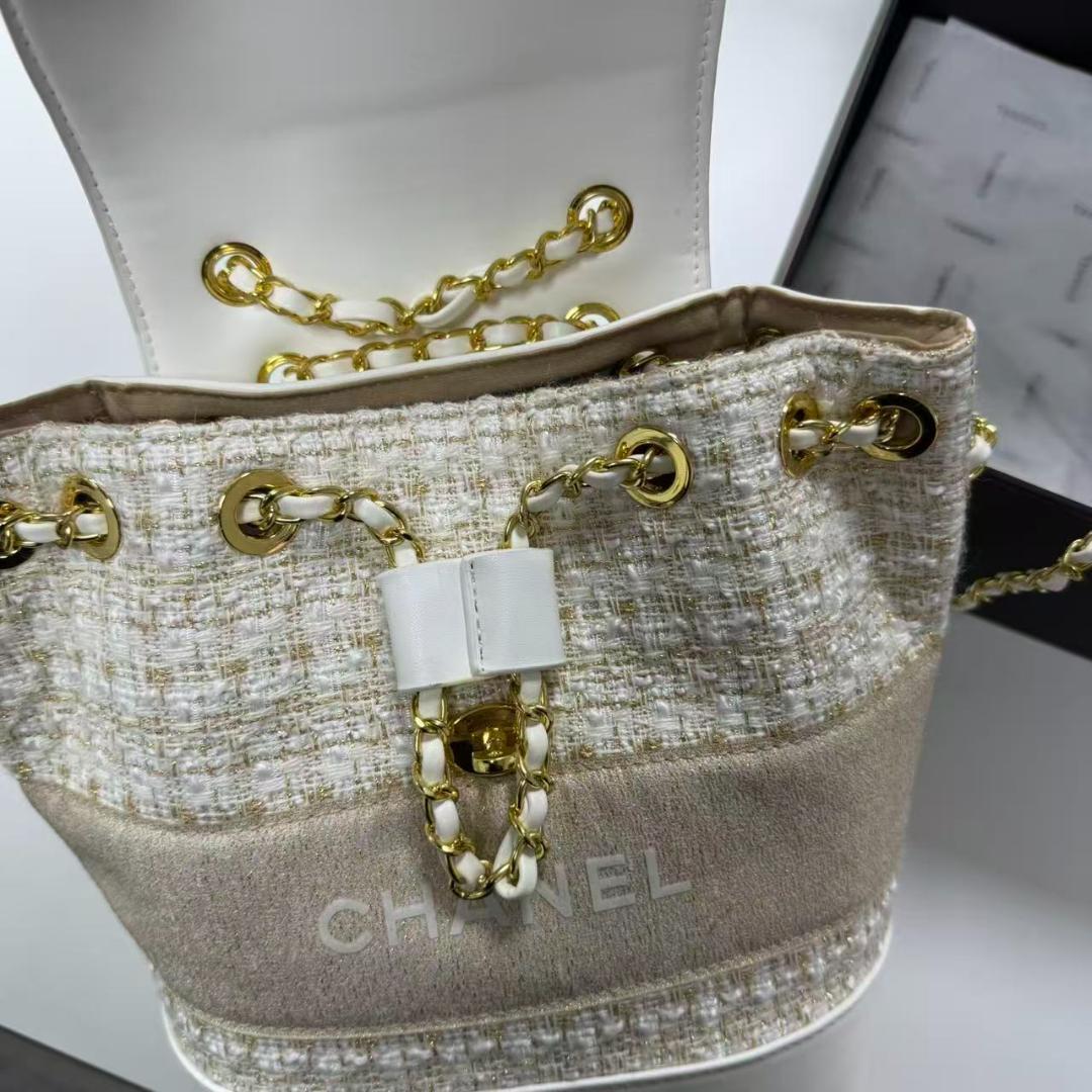 ホワイト ハンドバッグ ゴールドチェーン