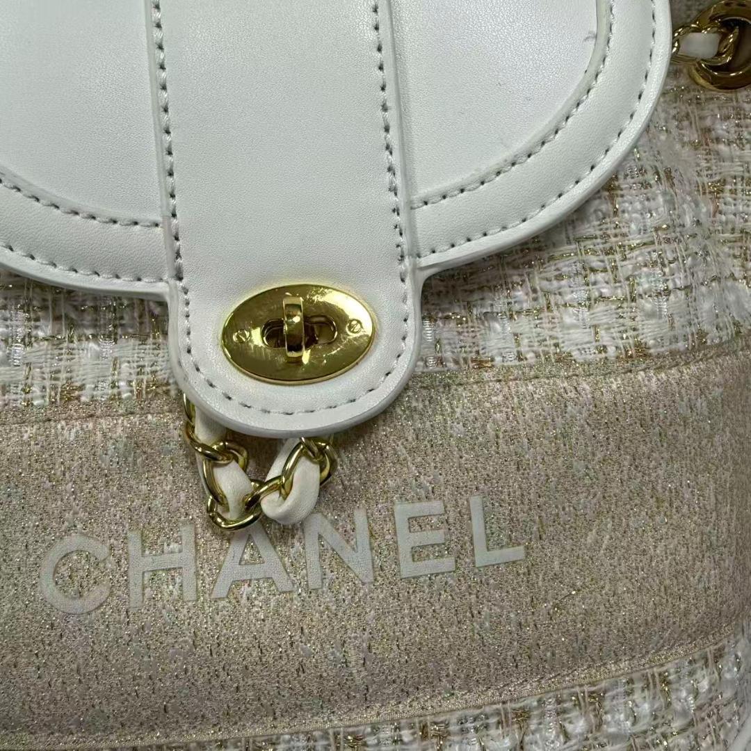 ホワイト ハンドバッグ ゴールドチェーン