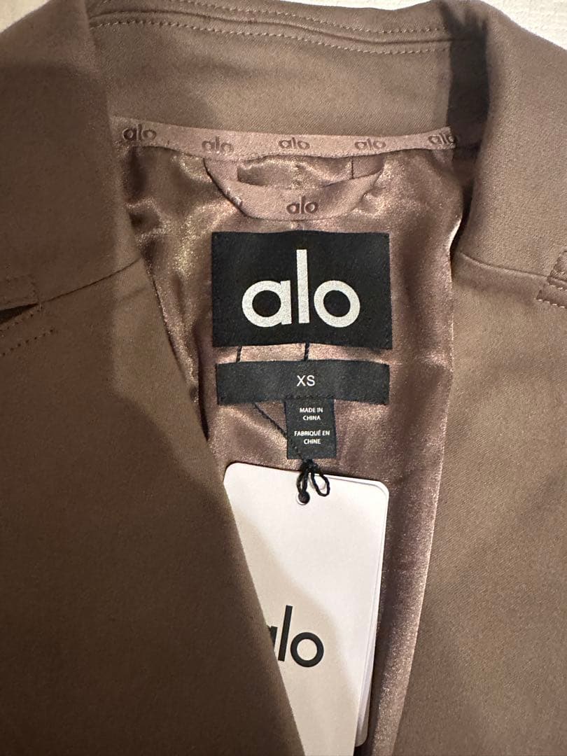 完売品定価9万円　新品タグ付ハワイ購入　ALO YOGA コート