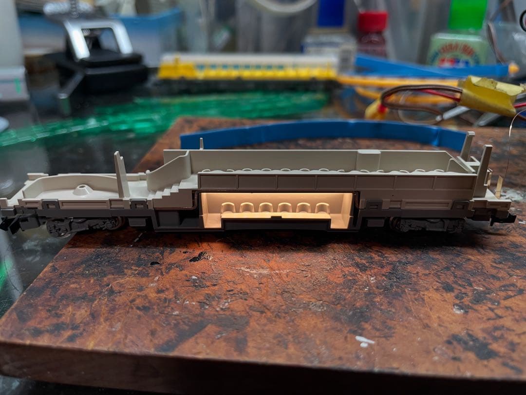 TOMIX「しまかぜ」に室内灯を組み込みます。