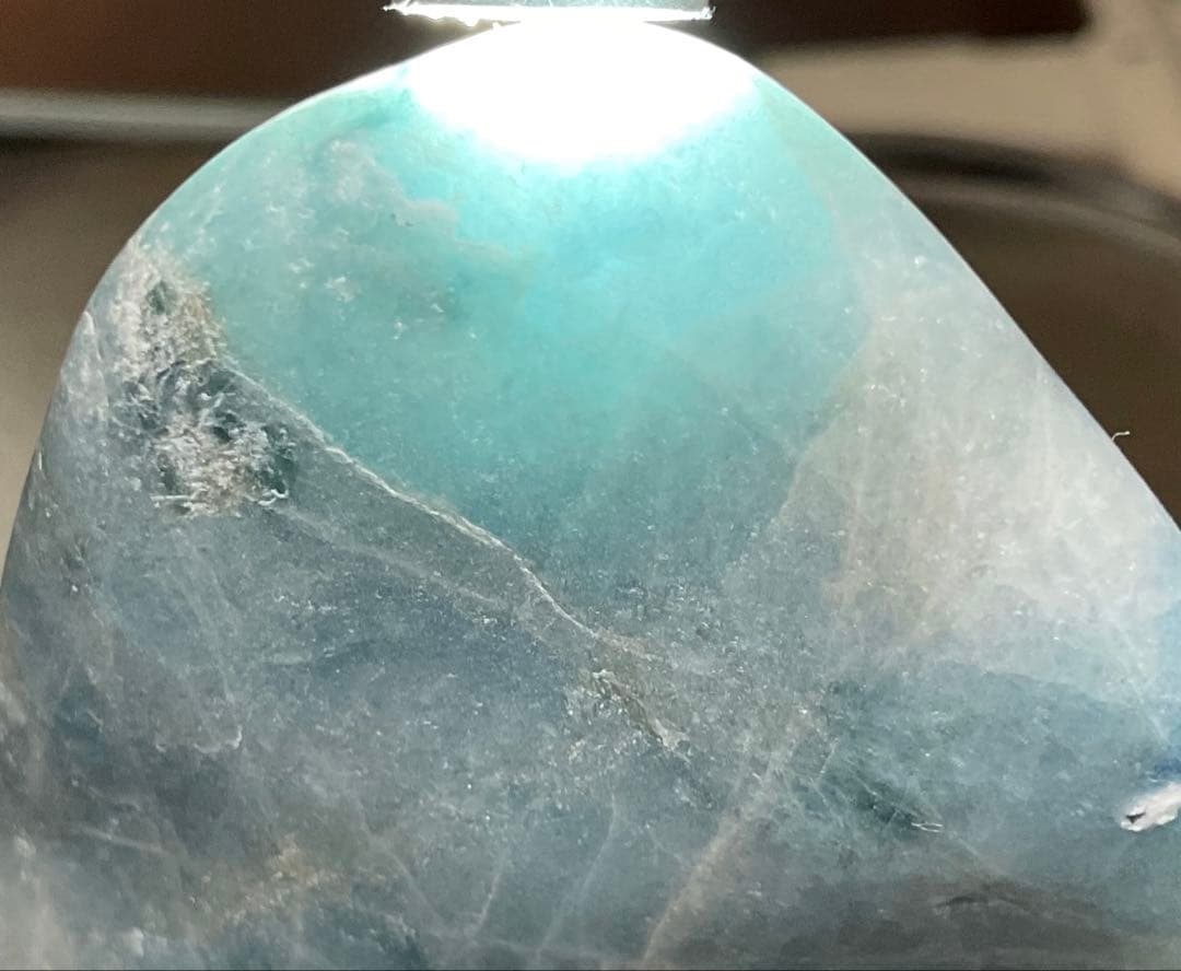 ［青水色　ガラス質］　入りコン沢翡翠156g 糸魚川　ヒスイ　ひすい