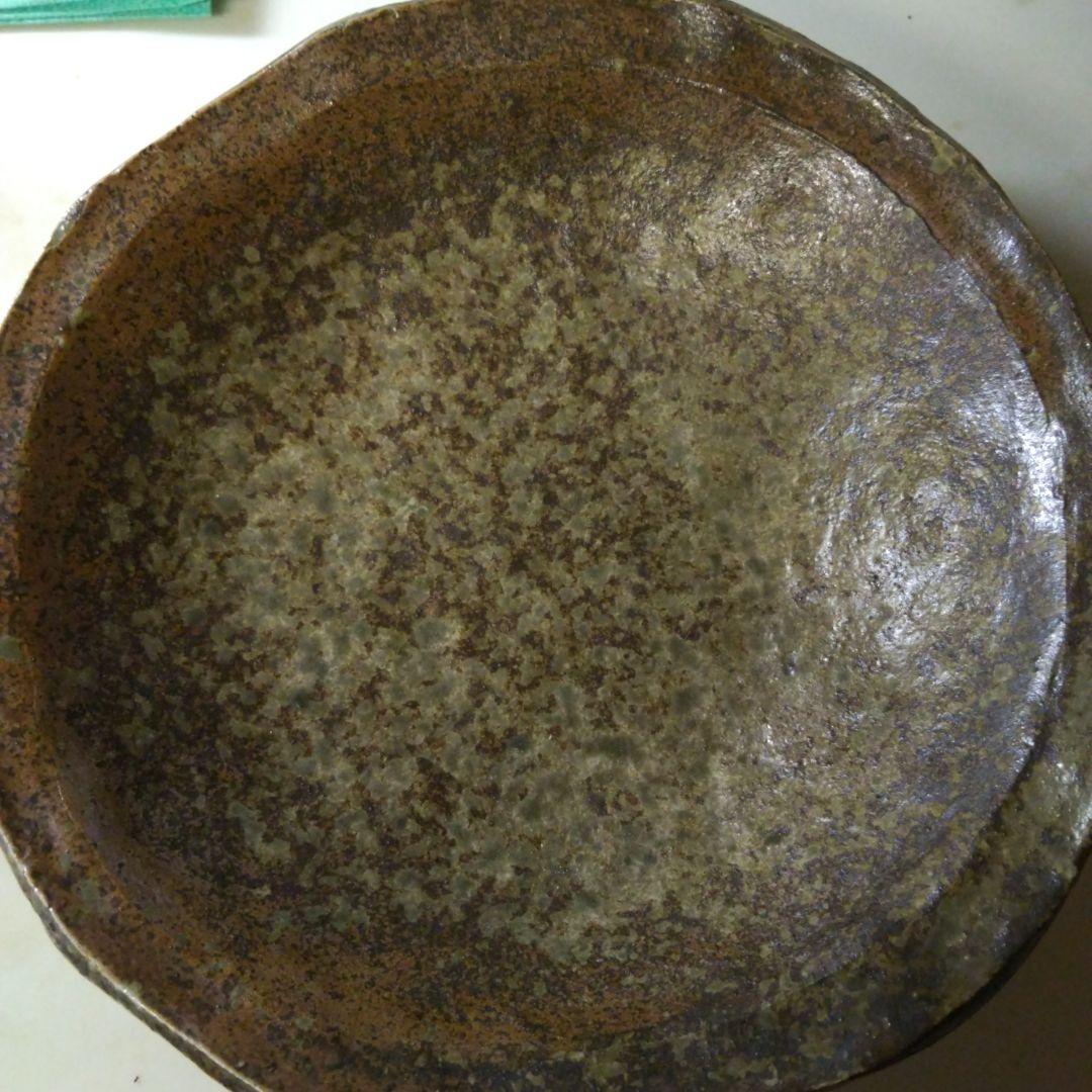 茶色と緑の波状エッジ皿