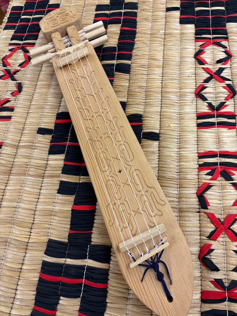 アイヌ　トンコリ　初心者向け　専用ケース付き　替え弦入り　彫刻入り　アイヌ紋様