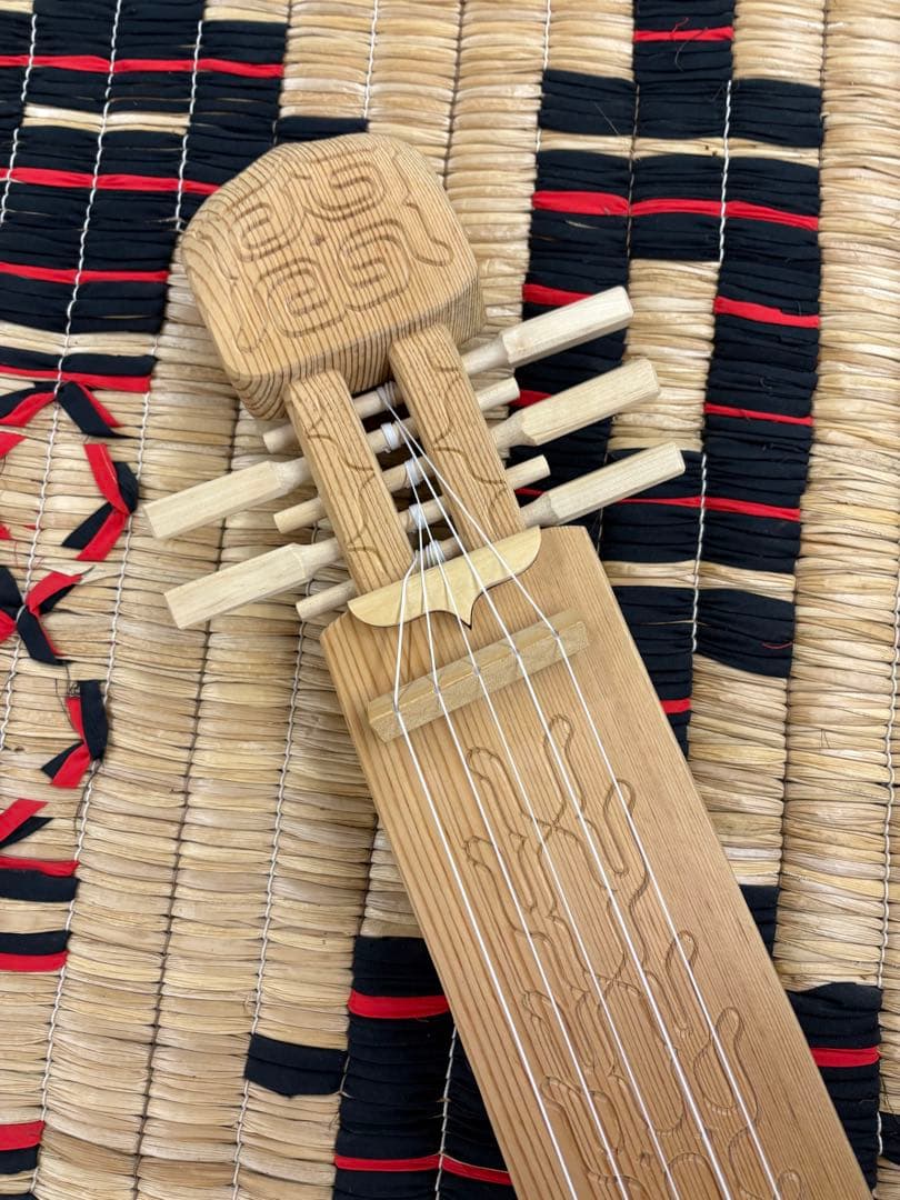 アイヌ　トンコリ　初心者向け　専用ケース付き　替え弦入り　彫刻入り　アイヌ紋様