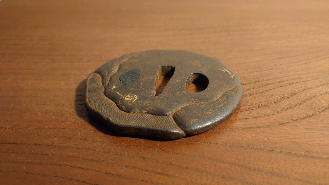 武具 鍔　金象嵌　象嵌　脇差 目貫 丸形 アンティーク刀剣　装具　刀装具　１客